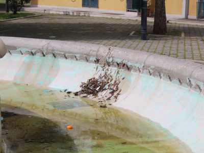 �Una fontana senz�acqua, diventata ricettacolo di rifiuti�...